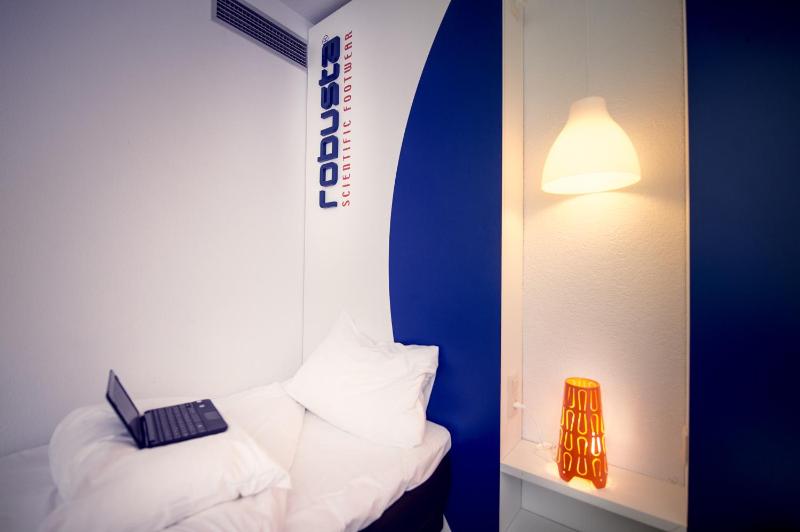 Standard Twin Room with Extra Bed image 4