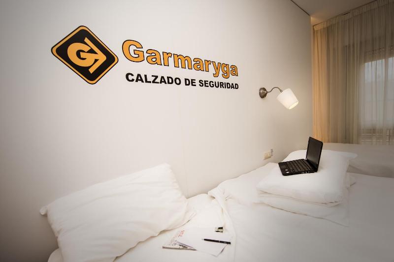 Standard Twin Room with Extra Bed image 3