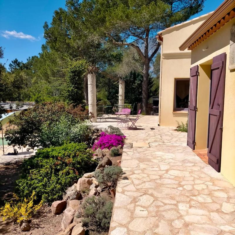 Villa avec piscine à débordement - sans vis à vis - image 35