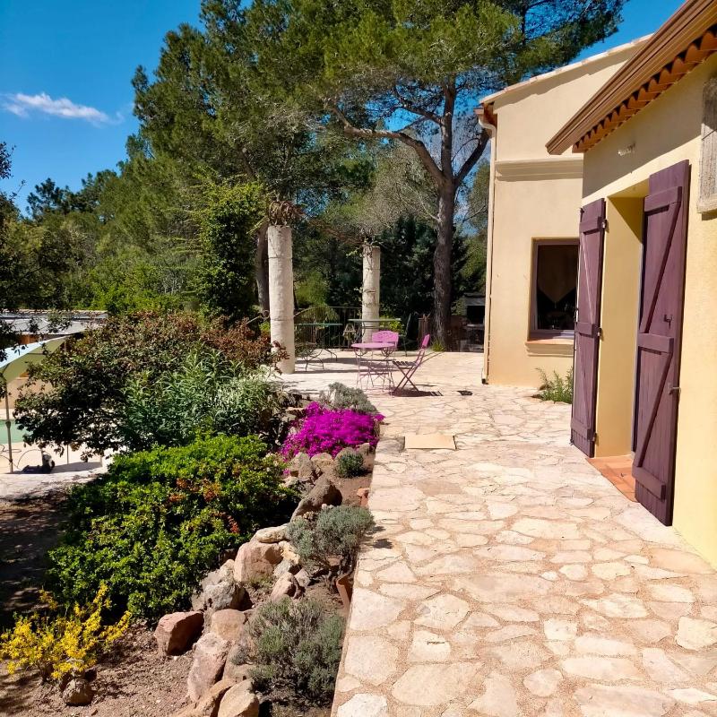 Villa avec piscine à débordement - sans vis à vis - image 10