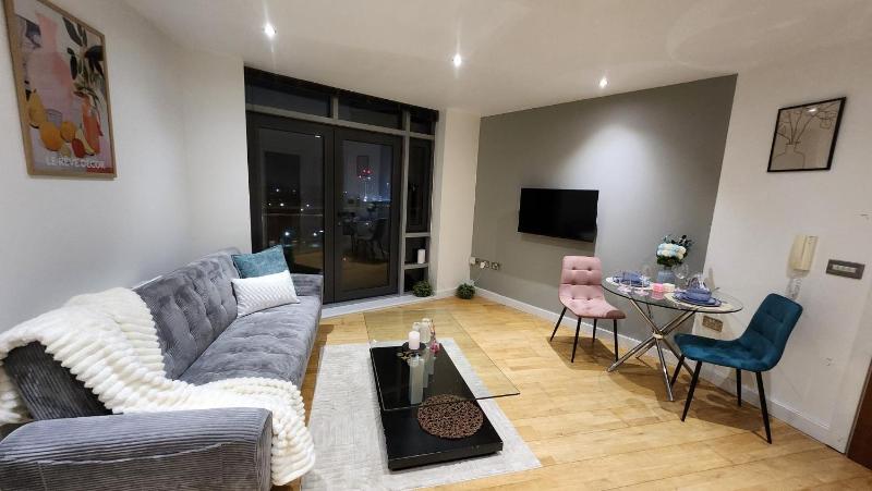 Modern 1BR | Leeds City Centre | Balcony Views - image 9