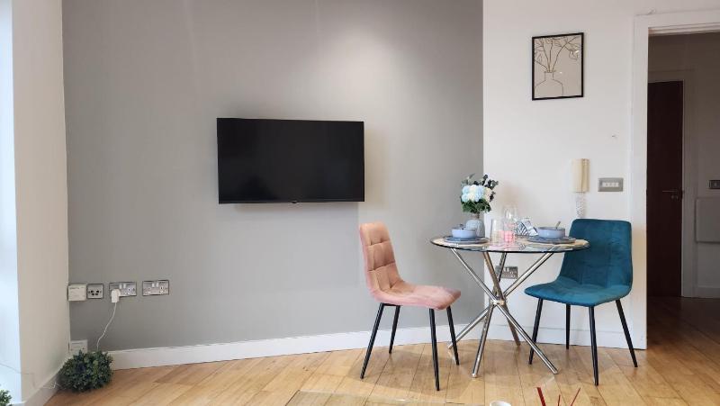 Modern 1BR | Leeds City Centre | Balcony Views - image 20