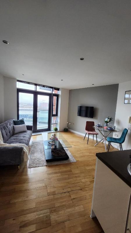 Modern 1BR | Leeds City Centre | Balcony Views - image 18