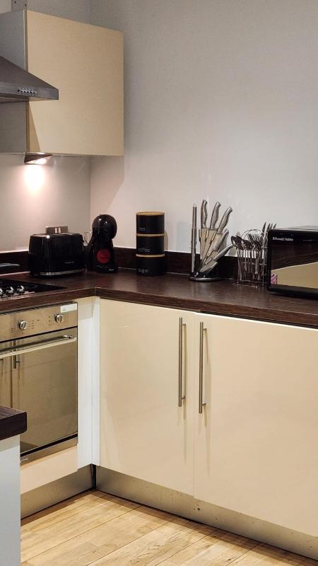 Modern 1BR | Leeds City Centre | Balcony Views - image 14