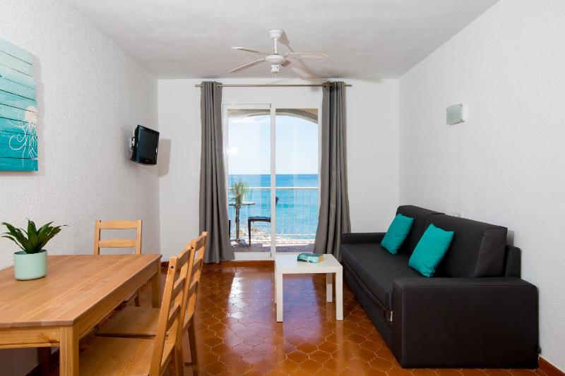 One-Bedroom Apartment with Premium Sea View image 2