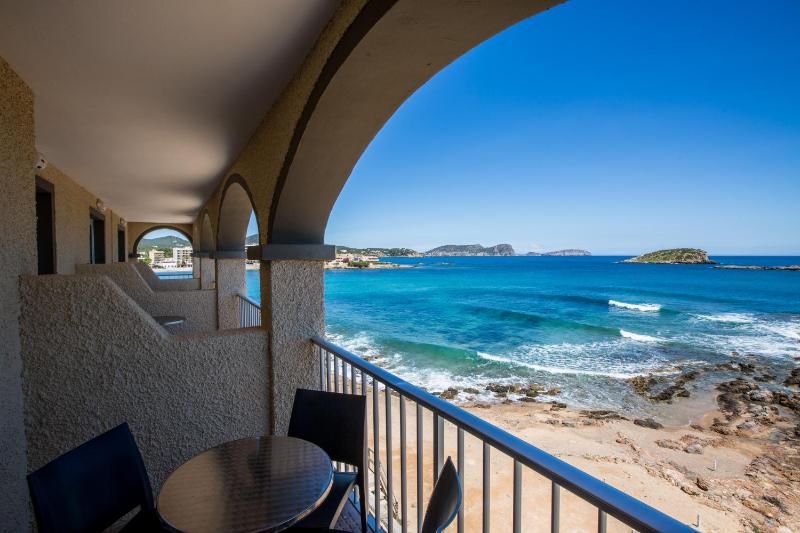 Two-Bedroom Apartment with Premium Sea View image 3