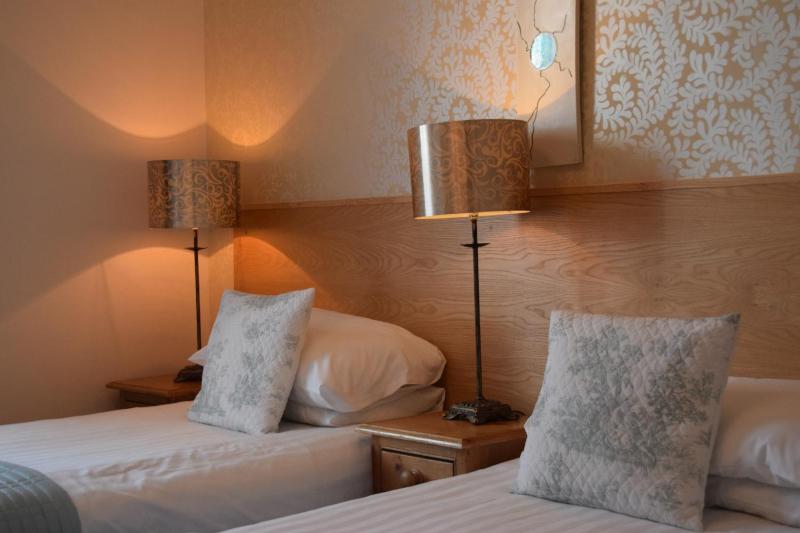 Twin Room image 4
