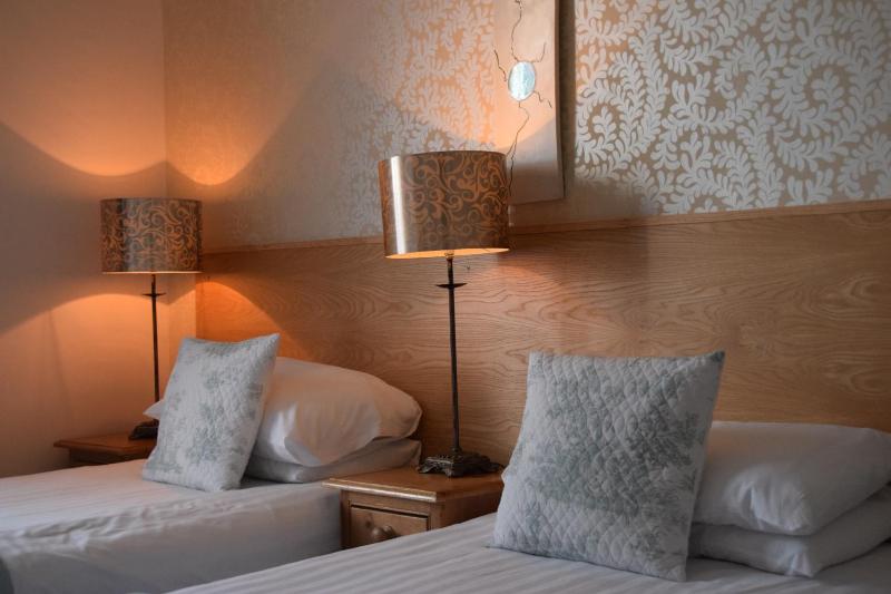 Twin Room image 3