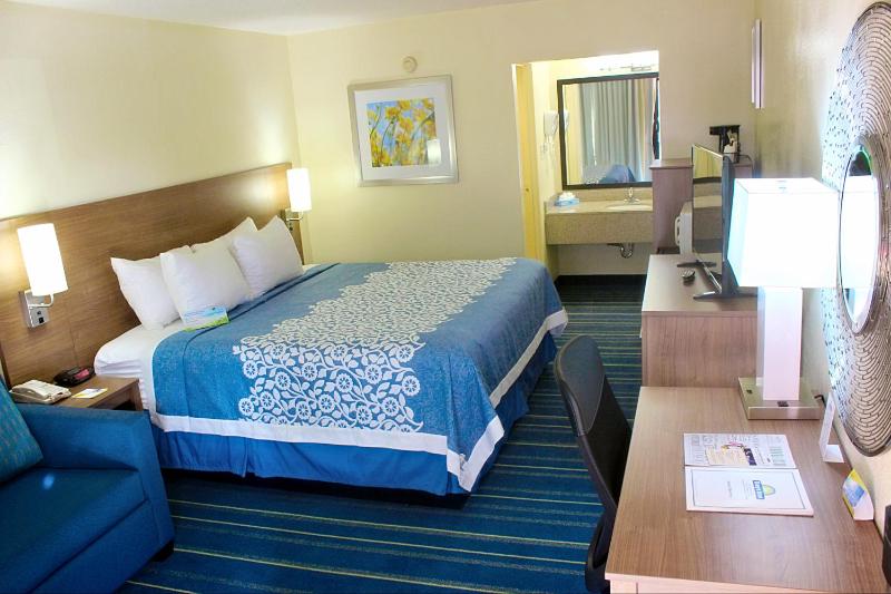 King Room - Non-Smoking image 3