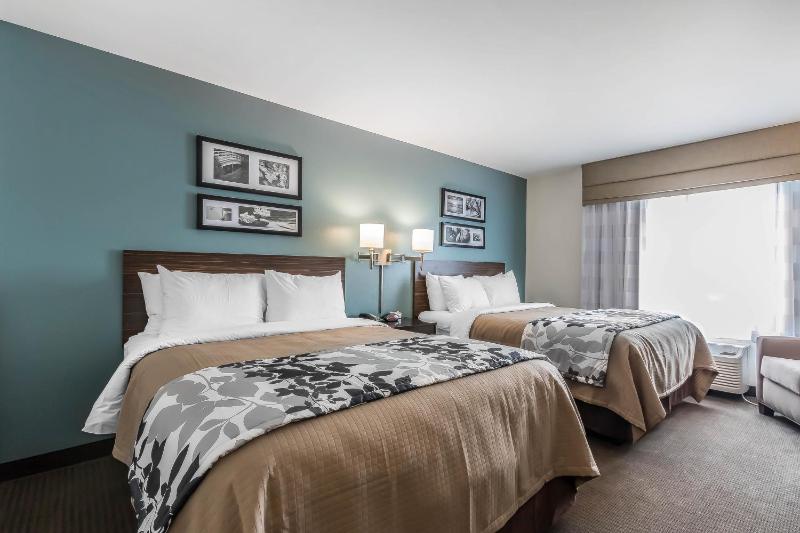 Queen Room with Two Queen Beds - Non-Smoking image 4