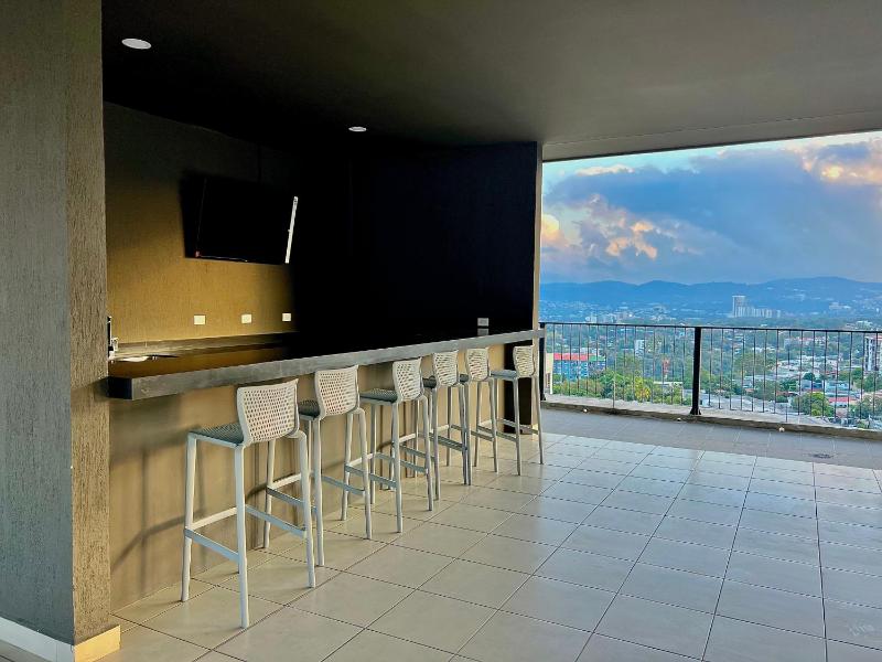 Luxury Downtown Apartment with Rooftop Pool and Gym - image 8