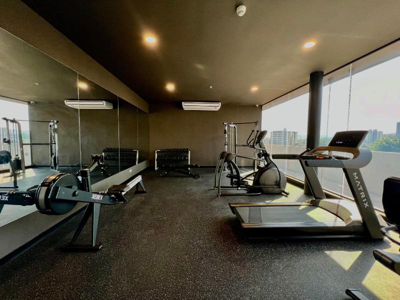 Luxury Downtown Apartment with Rooftop Pool and Gym - image 3