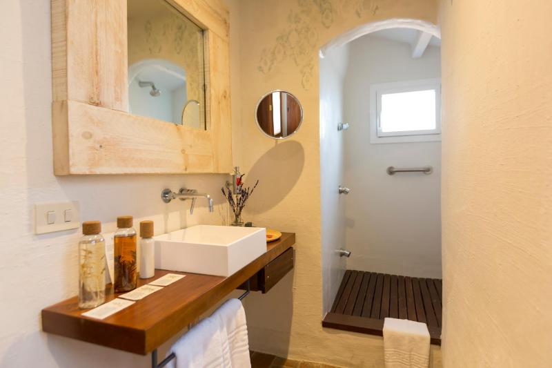 Small Double Room image 4