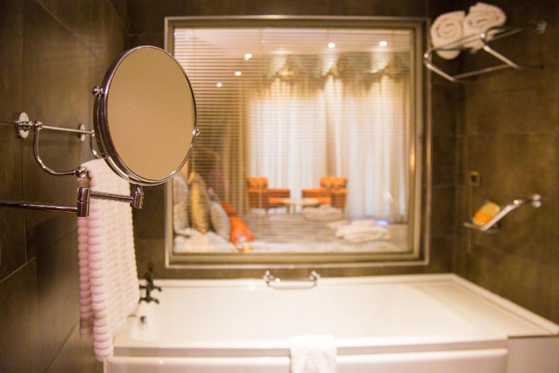 Deluxe Twin Room image 4