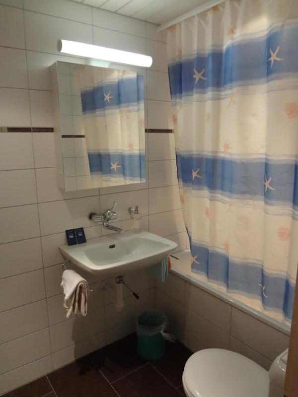 Small Twin Room image 4