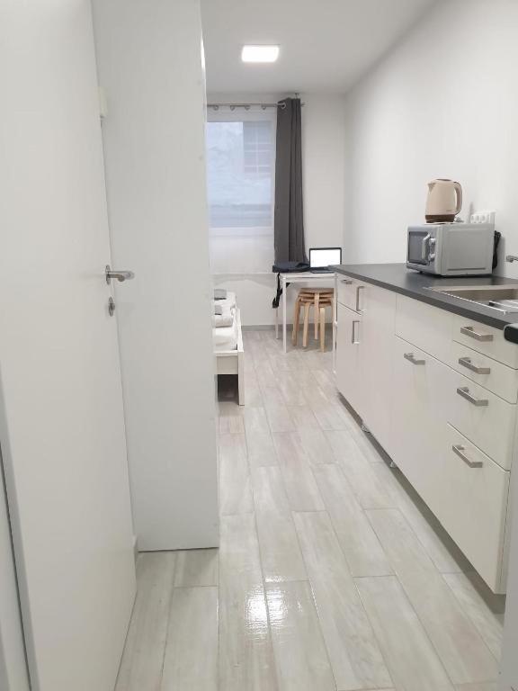 Westbahnhof Apartments - image 16