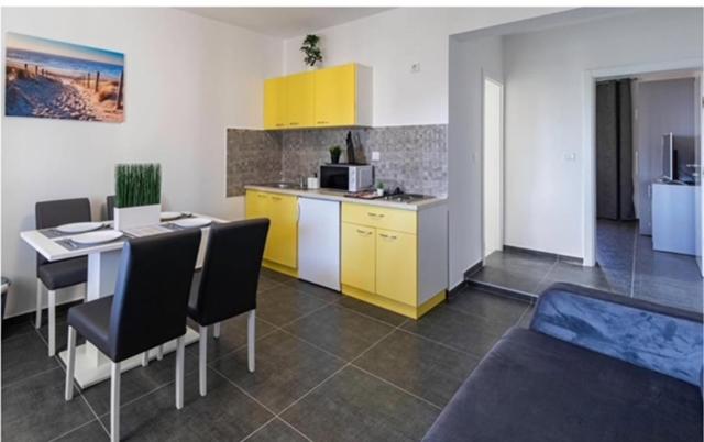 AZURE Palace Apartments - image 7