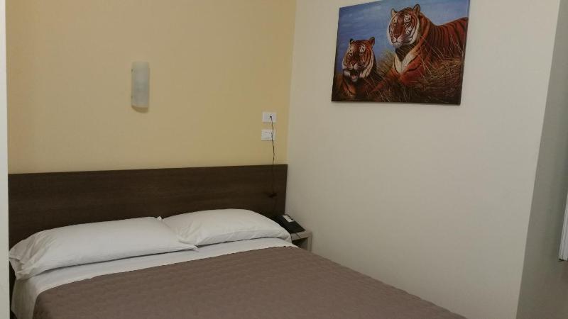 Single Room image 4