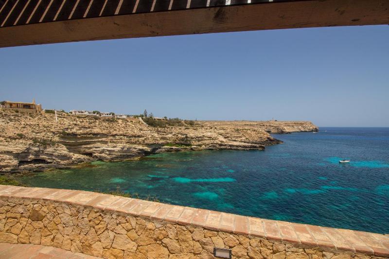Double Room with Sea View image 2