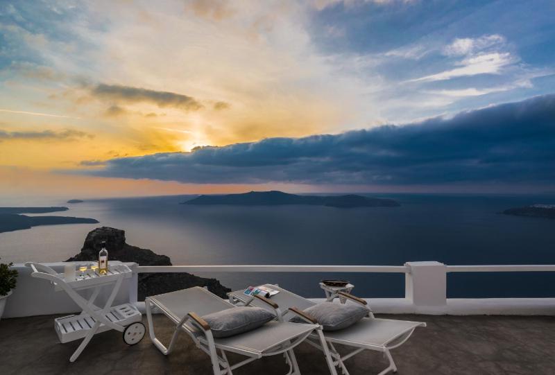 Honeymoon Suite with Hot Tub and Caldera View image 2