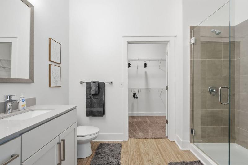 Urban Escape | Free Parking Pool Gym - image 21