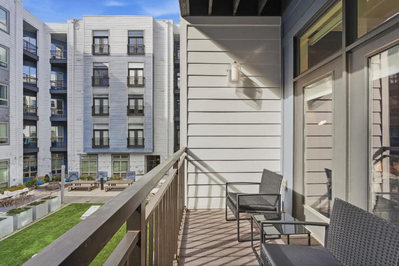 Urban Escape | Free Parking Pool Gym - image 28