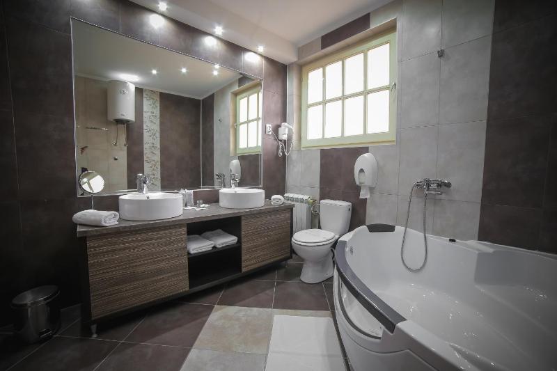 Deluxe One-Bedroom Apartment image 3