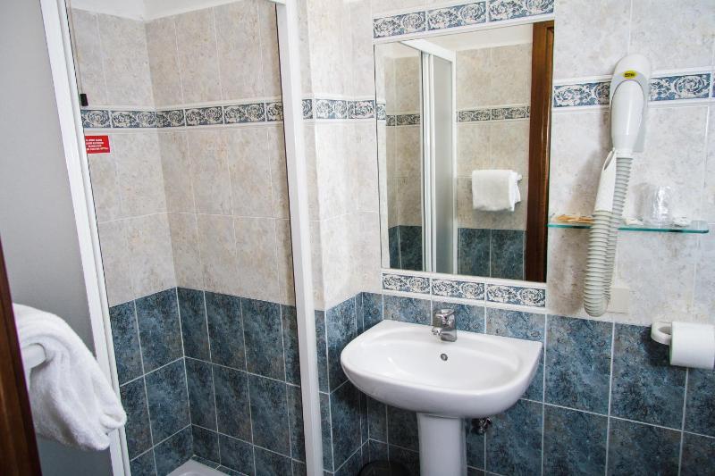 Twin Room image 2