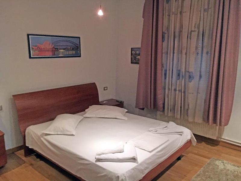 Luxury One-Bedroom Apartment image 4