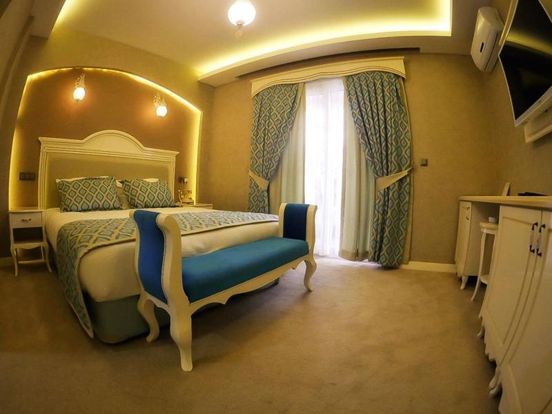 Double Room with Balcony (2 Adults + 1 Child) image 2
