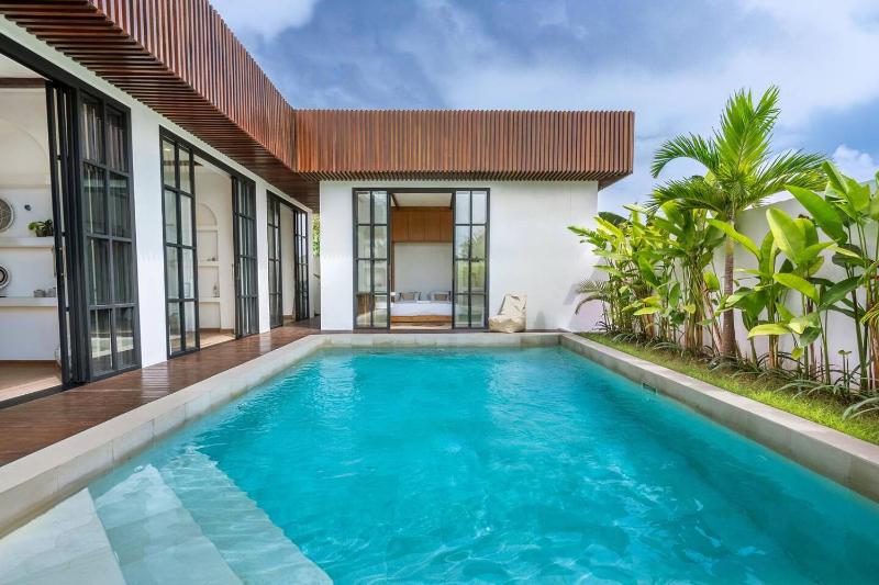 Palm Sugar Villa - Stylish 3BR Retreat with Pool - image 14