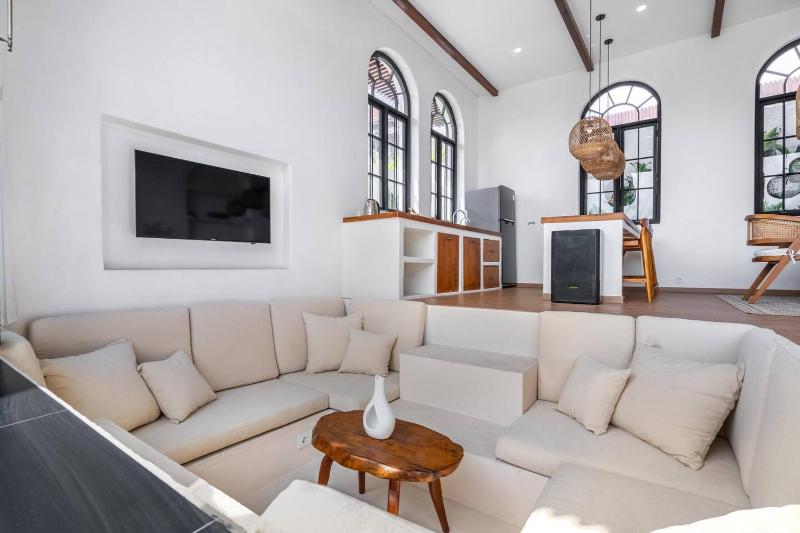 Palm Sugar Villa - Stylish 3BR Retreat with Pool - image 12
