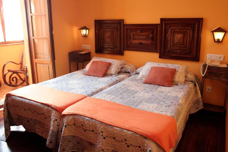 Twin Room image 3