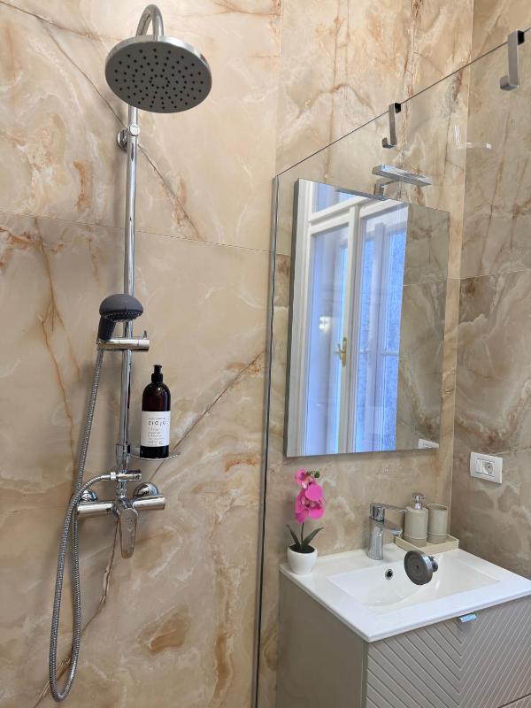 Crown Ultracentral - Stylish Central Apartment - image 16