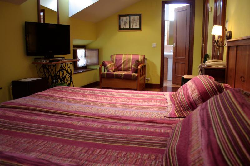 Superior Twin Room image 4