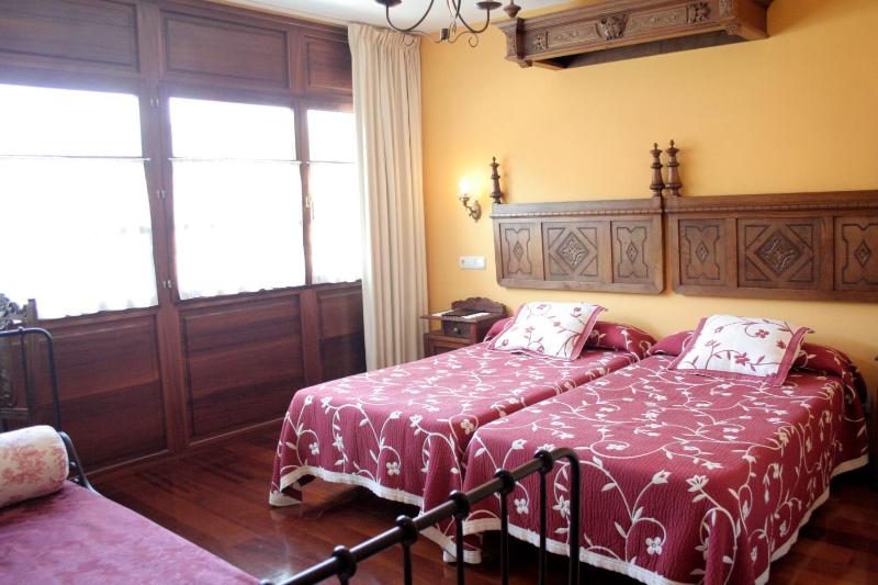 Superior Twin Room image 3