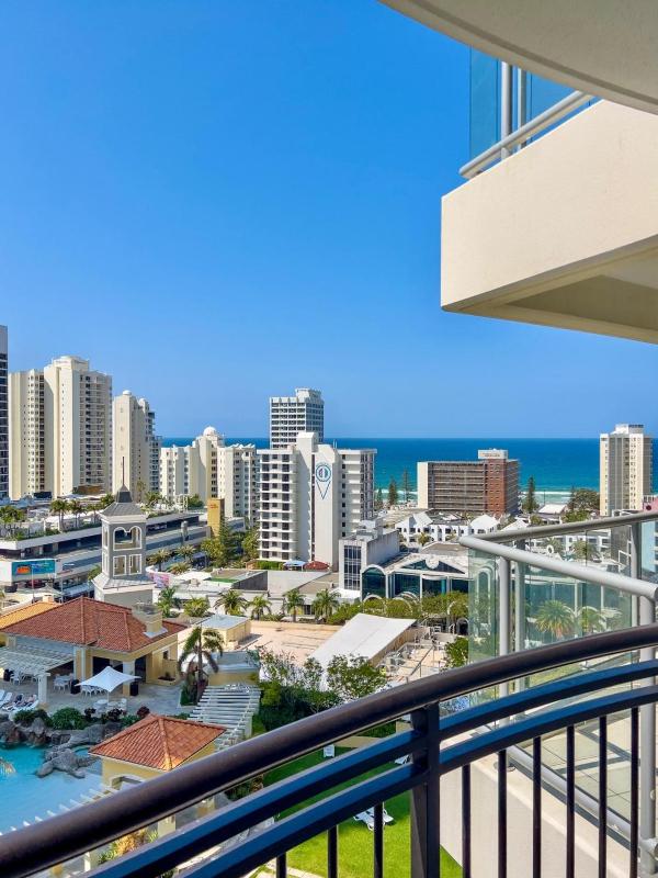 Level 12 Ocean-View Apartment with Balcony & Pool - image 8