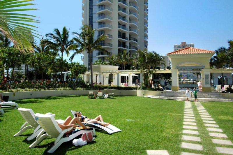 Level 12 Ocean-View Apartment with Balcony & Pool - image 9
