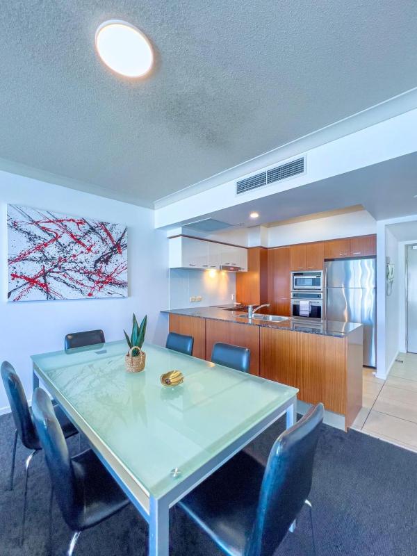 Level 12 Ocean-View Apartment with Balcony & Pool - image 4