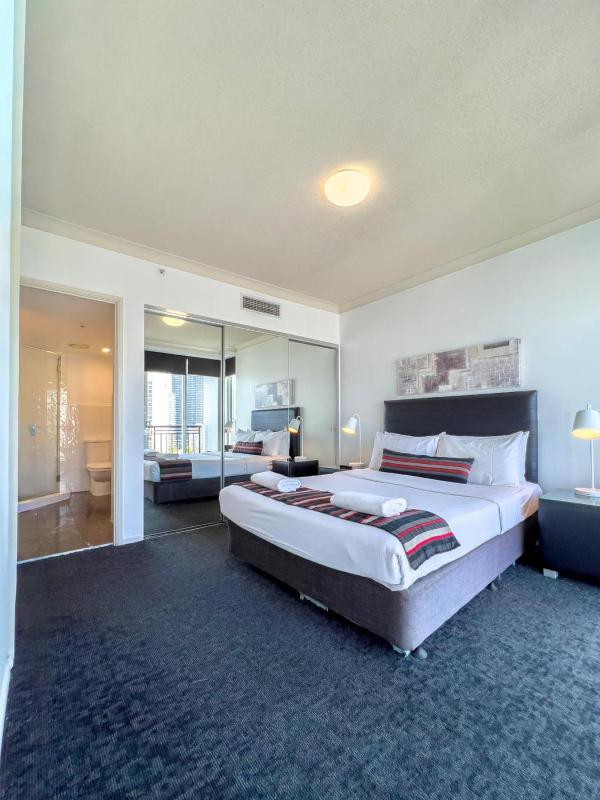 Level 12 Ocean-View Apartment with Balcony & Pool - image 12