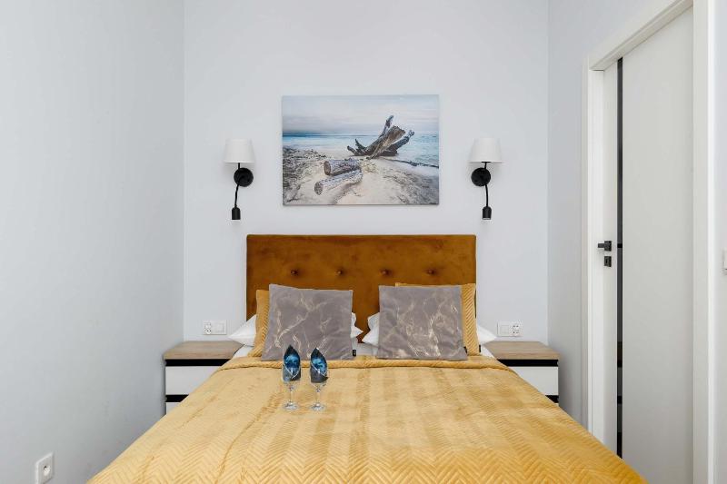 Ku Morzu Nadmorski Apartament w Pobliżu Plaży z Basenem i Parkingiem by Noclegi Renters - image 5