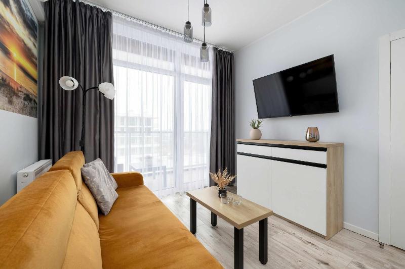 Ku Morzu Nadmorski Apartament w Pobliżu Plaży z Basenem i Parkingiem by Noclegi Renters - image 11