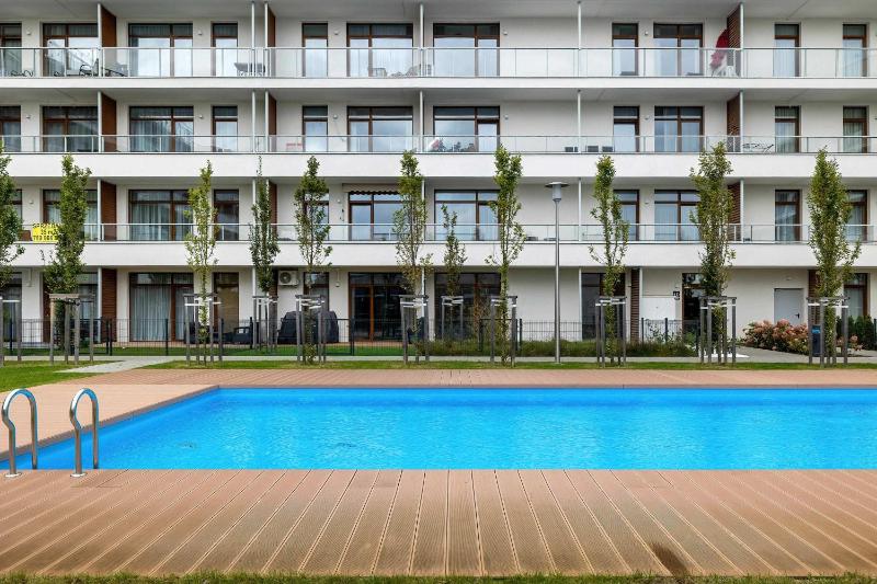Ku Morzu Nadmorski Apartament w Pobliżu Plaży z Basenem i Parkingiem by Noclegi Renters - image 13