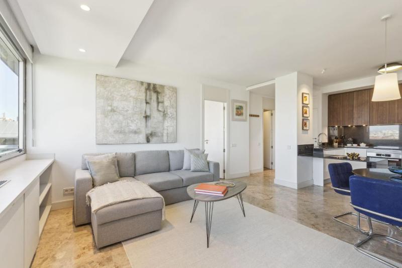 Modern 1-Bed Apartment with Panoramic Views - image 10
