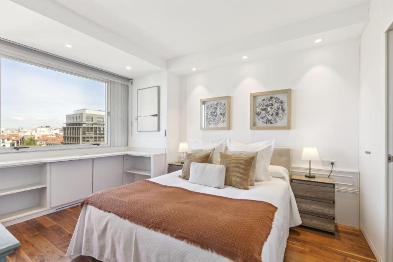 Modern 1-Bed Apartment with Panoramic Views - image 4