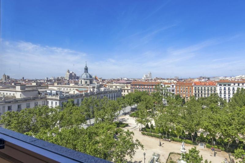 Modern 1-Bed Apartment with Panoramic Views - image 8