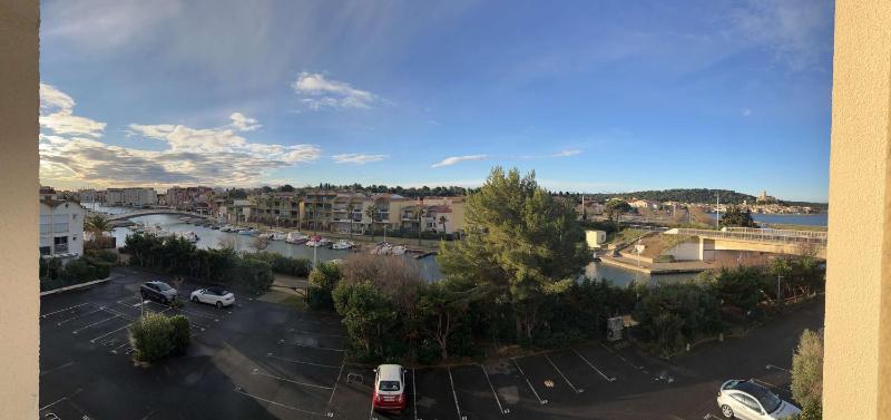 AIG_183 Studio rénové avec terrasse et vue exceptionnelle sur la marina l’étang et le village de Gruissan - image 2