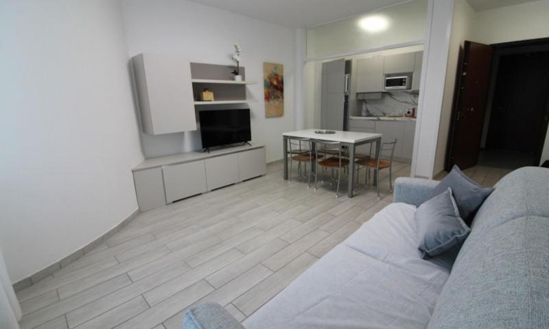 Bright flat with sea view - image 1