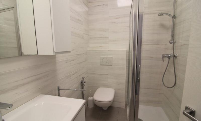 Bright flat with sea view - image 3