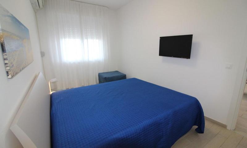Bright flat with sea view - image 7